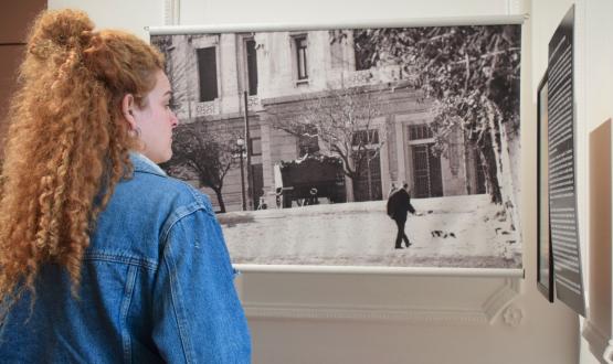 Una estudiante de la FIC observa una fotografía en el Mume sobre retrata las inmediaciones del Palacio Legislativo el 27 de junio de 1973 luego del golpe de Estado.