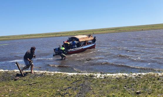 Fotografía de una jornada de trabajo de pescadores en el Río Negro durante la realización del EFI Una mirada local a los derechos humanos