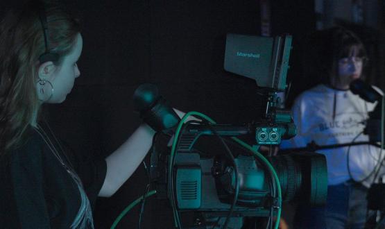 Estudiantes trabajando en el estudio de televisión de la FIC durante el rodaje de La Madeja
