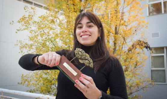 Fotografía. Camila Colman, directora de Cordón Norte, sostiene el premio a Mejor Cortometraje Nacional del Tenemos Que Ver 2025.