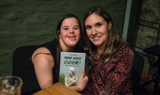 Fotografía de Daiana Casella junto a Patricia Pujol durante la presentación del libro "Ocho veces quiero" / (C) foto: Diego Olivera