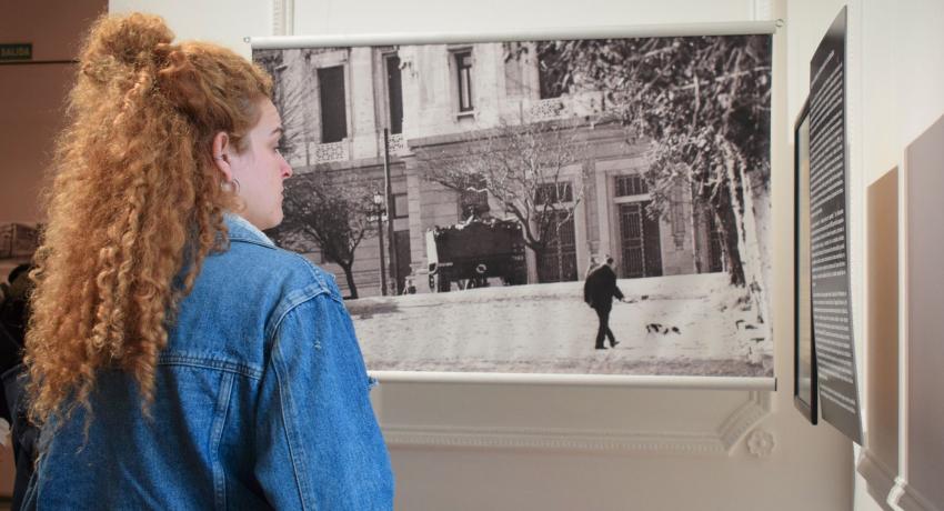 Una estudiante de la FIC observa una fotografía en el Mume sobre retrata las inmediaciones del Palacio Legislativo el 27 de junio de 1973 luego del golpe de Estado.