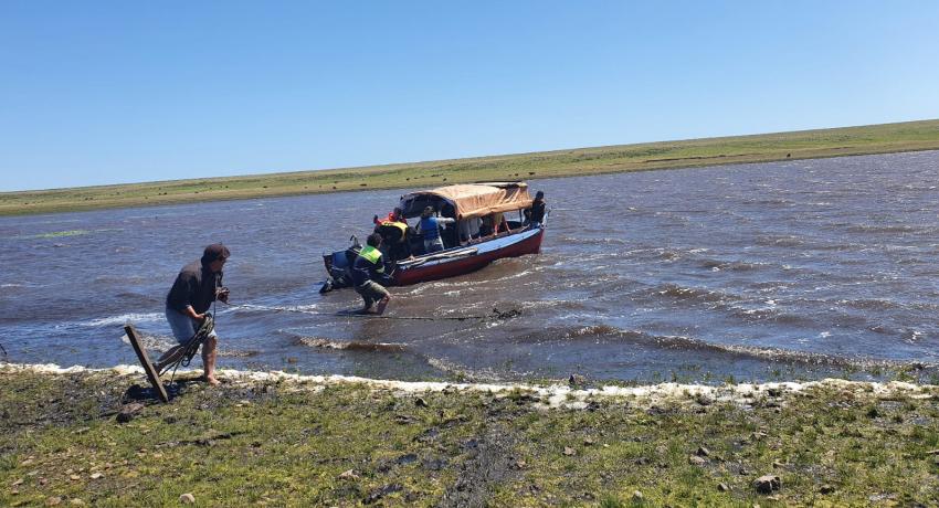 Fotografía de una jornada de trabajo de pescadores en el Río Negro durante la realización del EFI Una mirada local a los derechos humanos