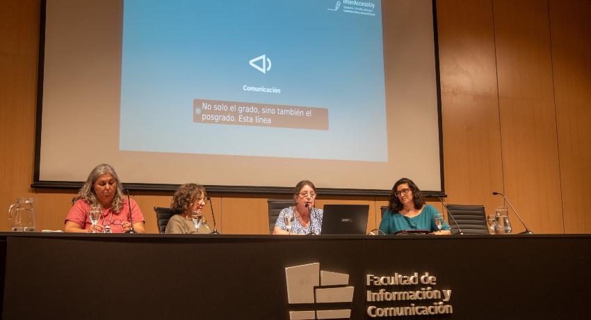De derecha a izquierda: Leticia Lorier, Gladys Ceretta, Virginia Bertolotti y Ana Corbacho, en el estrado del aula magna.