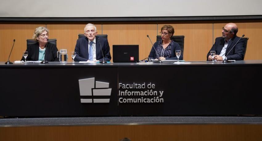 Mesa con panelistas de la conferencia en le aula magna de FIC el 7 de marzo