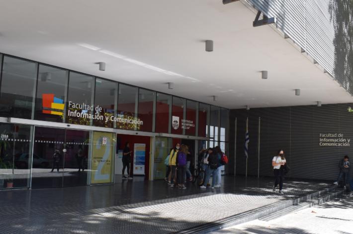 Foto: puerta principal de la Facultad de Información y Comunicación. 