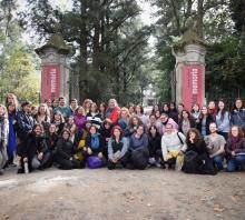 Foto del grupo de estudiantes y docentes en la entrada del Museo, antes de la visita guiada. Hay cuatro filas de personas, casi todas sonrientes, las que están adelante están agachadas. 