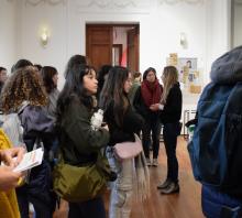 Estudiantes miran con atención la exposición en una de las salas del museo. 