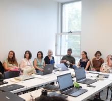 Miembros del Consejo de la FIC durante el taller de la UCVAD, sentados en torno a una mesa, escuchan la presentación